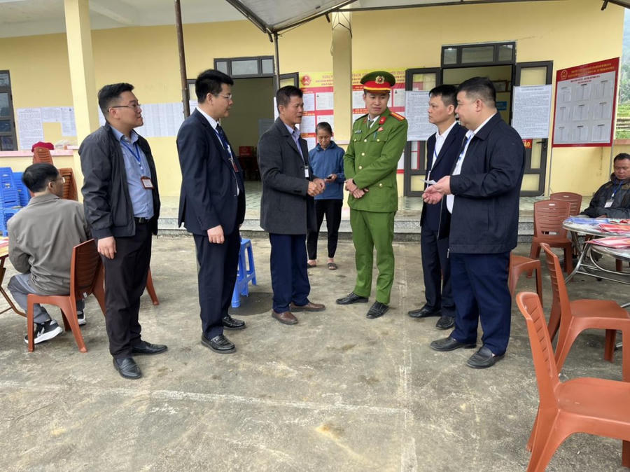 Ông Dương Ngọc Thuyết, Tỉnh ủy viên, Bí thư Đảng ủy xã Chợ Rã tại ngày lễ bầu cử sáng nay. (Thứ 2 từ trái qua phải)
