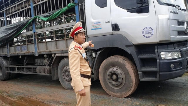 Chiếc xe mà Tân lái được đưa về trụ sở công an huyện Cẩm Xuyên để phục vụ quá trình điều tra.