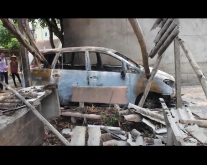 Nghệ An: Xe Innova 7 chỗ bốc ch&aacute;y dữ dội trong đ&ecirc;m