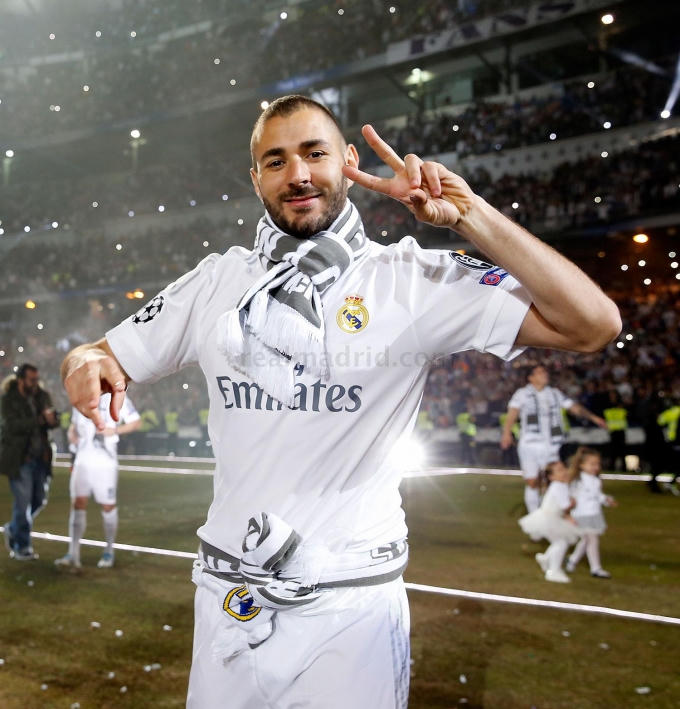 Benzema tạo dáng trước ống kính.