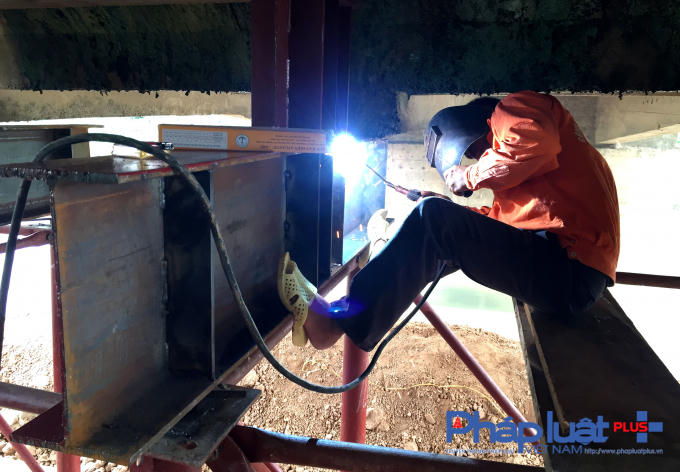 H&agrave; Nội: Phụ xe bu&yacute;t ki&ecirc;m nh&acirc;n vi&ecirc;n mở barie