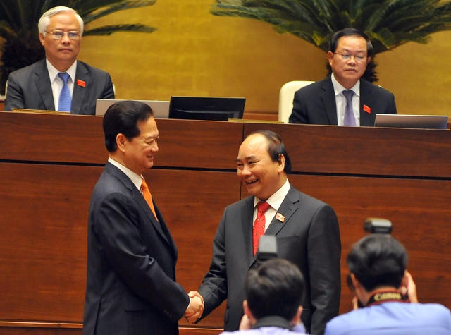 Tân Thủ tướng Nguyễn Xuân Phúc nhận lời chúc mừng của Thủ tướng tiền nhiệm Nguyễn Tấn Dũng (ảnh H.L)