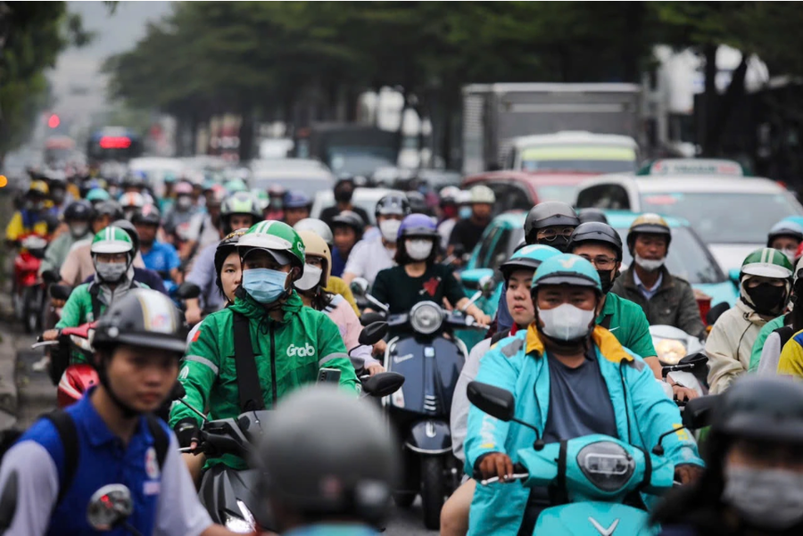 Việc di dời trường học, bệnh viện khỏi trung tâm được xem là giải pháp giúp giảm kẹt xe tại TP HCM. Ảnh: Nhật Thịnh.