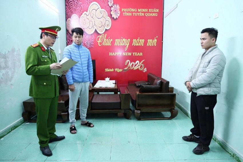 Cơ quan Cảnh sát điều tra, Công an tỉnh Tuyên Quang đọc Lệnh bắt bị can để tạm giam đối với Nguyễn Tuấn Quyền. (Ảnh: Công an Tuyên Quang).