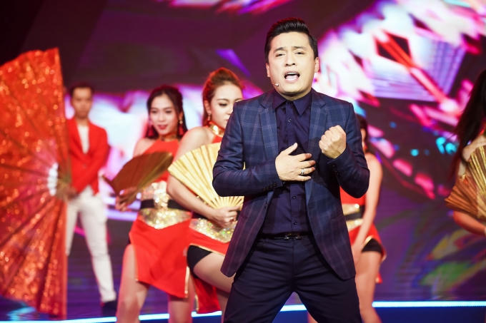 Với những màn vũ đạo ấn tượng của anh hai Lam Trường khép lại chương trình trong sự chào đón cuồng nhiệt của khán giả.