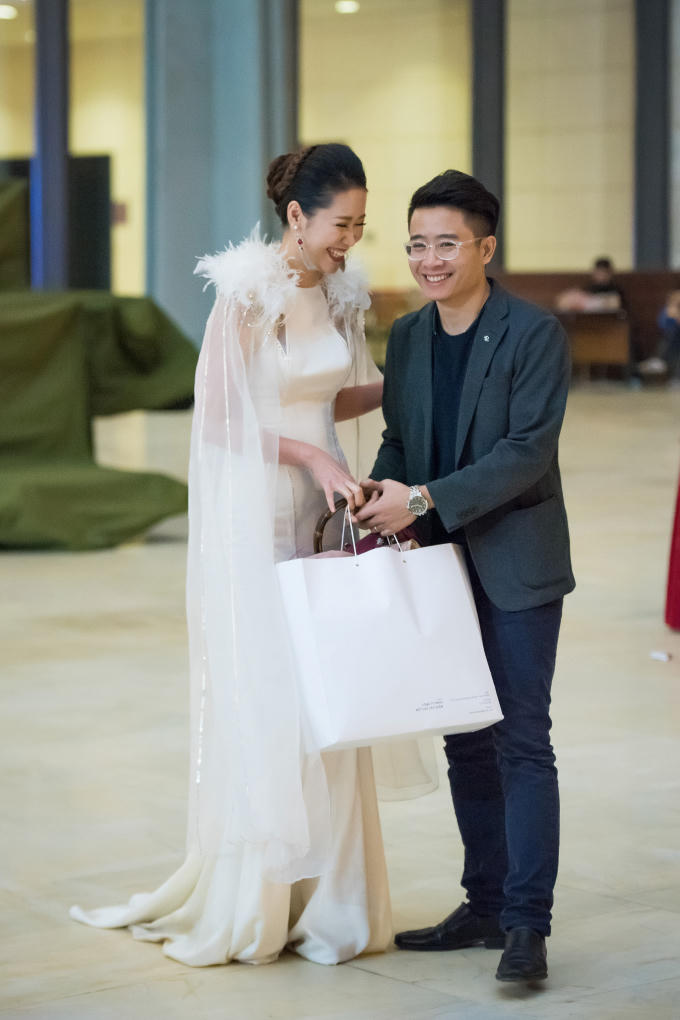 Dương Thùy Linh cười tít mắt vì được chồng đón sau khi chạy show