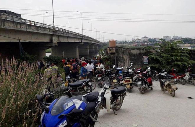 Rất đông người dân kéo tới hiện trường xem lực lượng chức năng tìm kiếm nạn nhân mất tích.