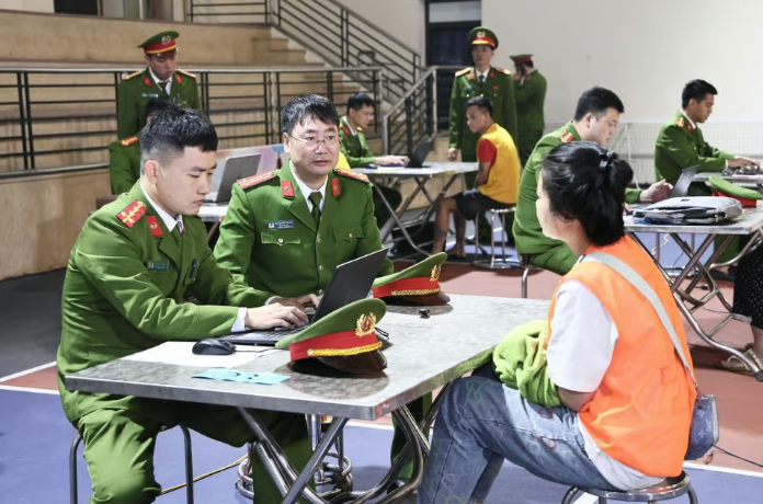 Công an làm việc với các đối tượng.