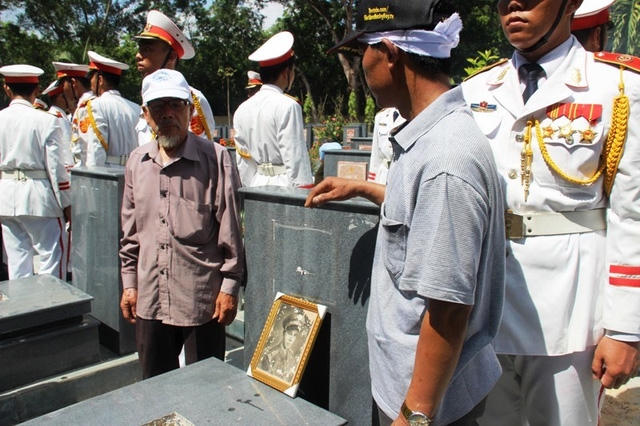 An táng 14 hài cốt liệt sĩ cũng phần nào làm giảm bớt đau thương gia đình các liệt sĩ (Ảnh : Chí Thạch).