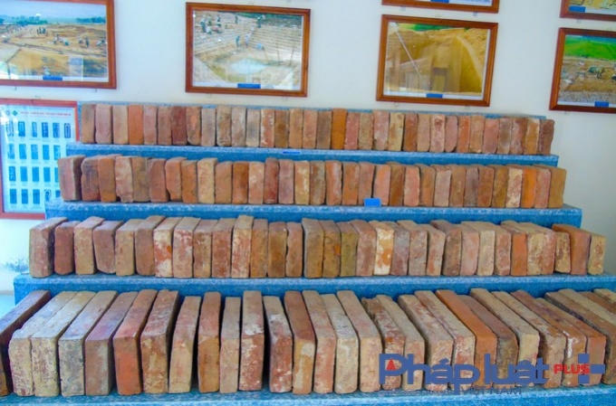 Gạch vồ lớn, kích thước trung bình 45x24x7 cm, được sử dụng trong xây dựng vào thời kì này. (Ảnh: Hà Đương).