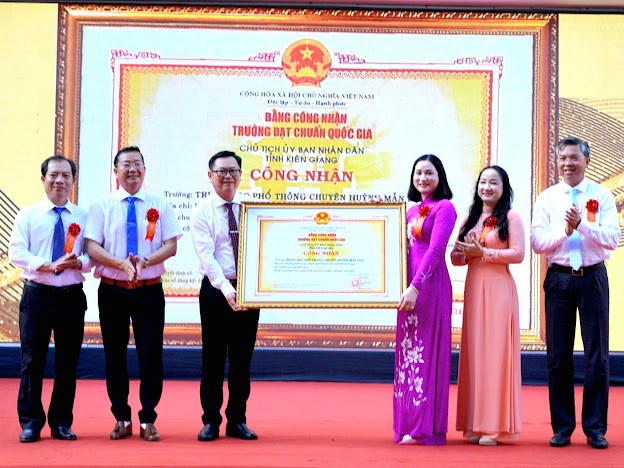 Trao chứng nhận Trường đạt chuẩn quốc gia cho Trường THPT chuyên Huỳnh Mẫn Đạt.