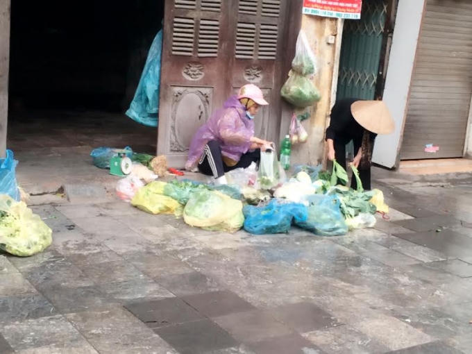 Người H&agrave; Nội co ro đ&oacute;n cơn lạnh đầu m&ugrave;a