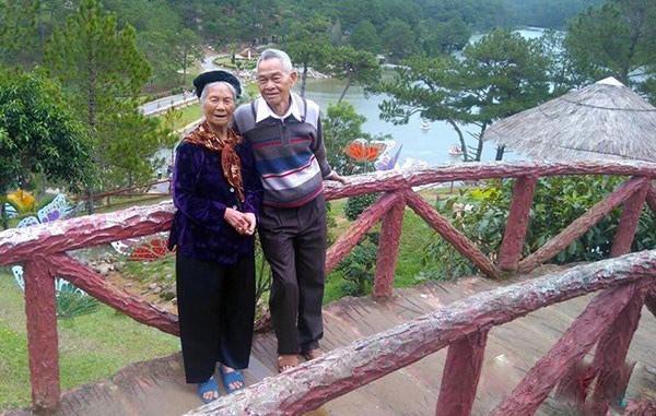 Những mối tình già để người trẻ phải trân quý hơn về hai tiếng Vợ Chồng!