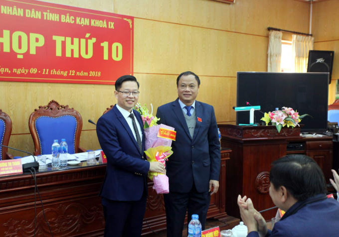 Bí thư Tỉnh ủy Bắc Kạn Nguyễn Văn Du chúc mừng ông Đinh Quang Tuyên, Phó Chủ tịch UBND tỉnh Bắc Kạn.