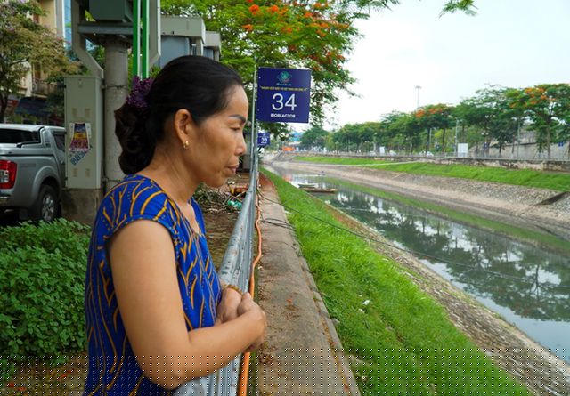 Là người dân sinh sống ven sông Tô Lịch, cô An (55 tuổi, đường Nguyễn Đình Hoàn, Cầu Giấy) chia sẻ: “Lâu lắm rồi với thấy sông Tô Lịch sạch sẽ như vậy. Buổi sáng đi tập thể dục qua đây, thấy nước sông chuyển màu rõ rệt, không đen xì như ngày trước nước, mùi hôi thối cũng không còn nữa”.