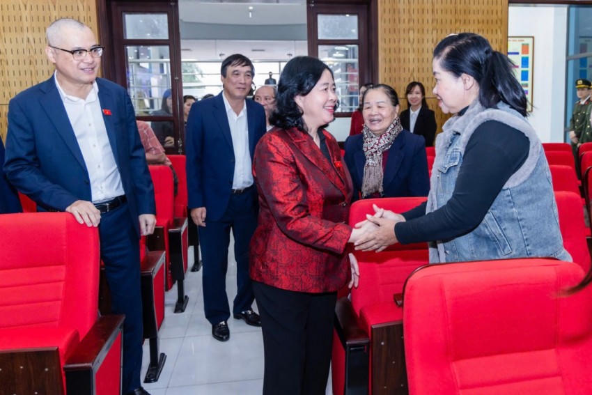 Ủy viên Bộ Chính trị, Bí thư Trung ương Đảng, Bí thư Đảng ủy MTTQ, các đoàn thể Trung ương, Chủ tịch Uỷ ban Trung ương MTTQ Việt Nam Bùi Thị Minh Hoài trao đổi với cử tri tham dự hội nghị.