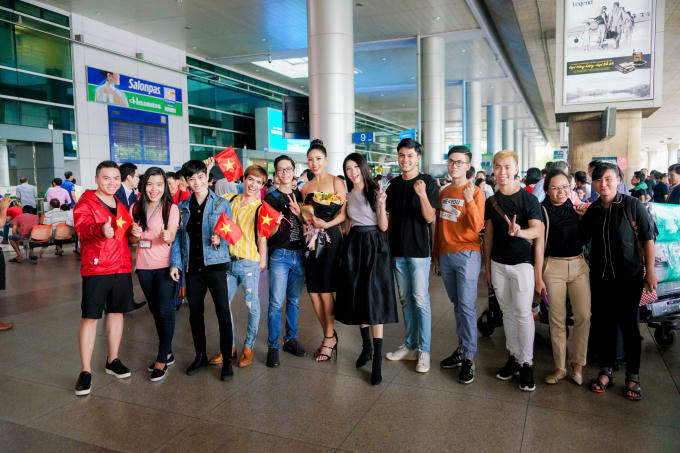 &Aacute; hậu Nguyễn Thị Loan rạng rỡ trở về nước sau cuộc thi Miss Univese 2017