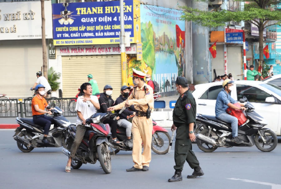Biện pháp khấu trừ một phần lương hoặc thu nhập được xem là giải pháp mạnh tay để chấm dứt tình trạng "chây lỳ" nộp phạt vì phạm giao thông. Ảnh Internet