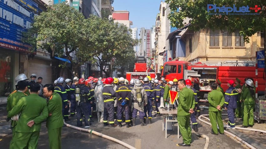 Hàng trăm cán bộ chiến sỹ cùng các lực lượng chức năng được huy động thực hiện công tác PCCC và cứu hộ, cứu nạn.