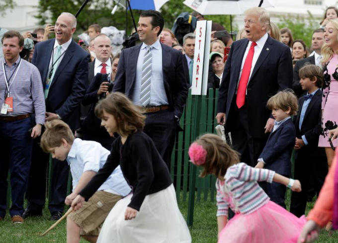 Mọi người chăm chú theo dõi.