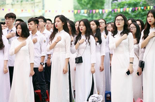 Nghẹn ngào phút chia tay của thầy trò trường Việt Đức
