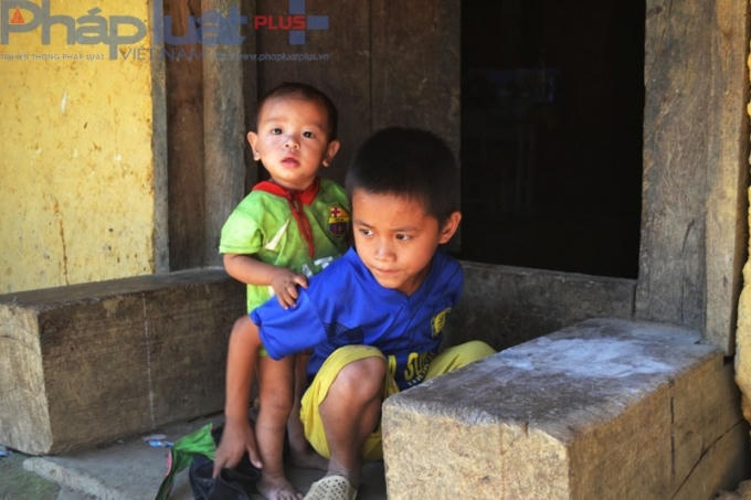Hàng ngày, ngoài những việc vặt trong nhà, em Sính còn phải trông em nhỏ.