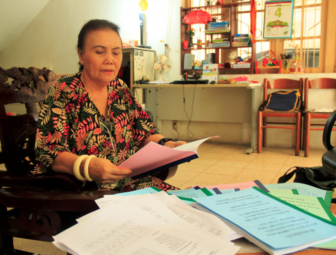 Bà Trần Thị Hương trao đổi với phóng viên