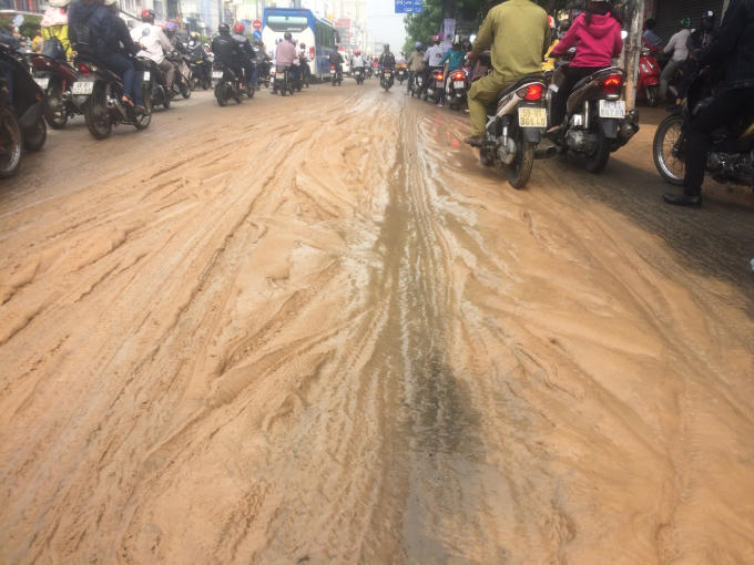 Bùn đất tràn lan trên đường Cộng Hòa.