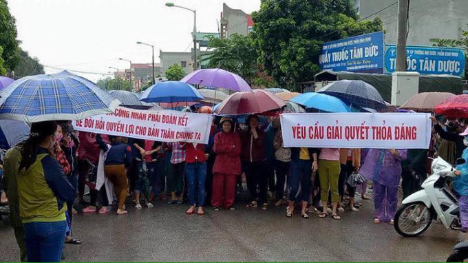Hàng trăm công nhân của công ty TNHH Vietpan Pacific bấp chấp trời mưa vẫn tổ chức đình công.