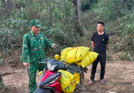 Lực lượng Biên phòng Lạng Sơn bắt quả tang đối tượng Hoàng Văn Lâm (áo đen) cùng hơn 265kg xúc xích "bẩn" tại khu vực biên giới.