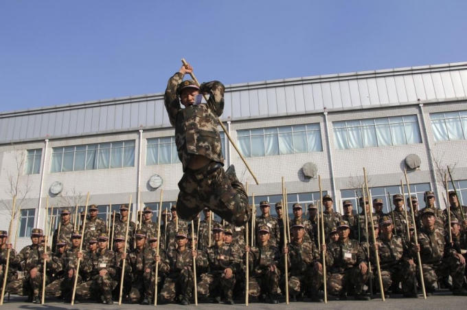 Lực lượng b&aacute;n qu&acirc;n sự tham gia c&aacute;c b&agrave;i tập v&otilde; thuật cổ truyền. (Ảnh: Reuters)