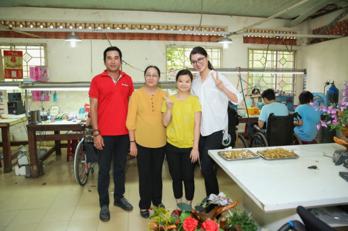 &Aacute; hậu Thuỳ Dung mang tranh của người khuyết tật đến Hoa hậu Quốc tế 2017