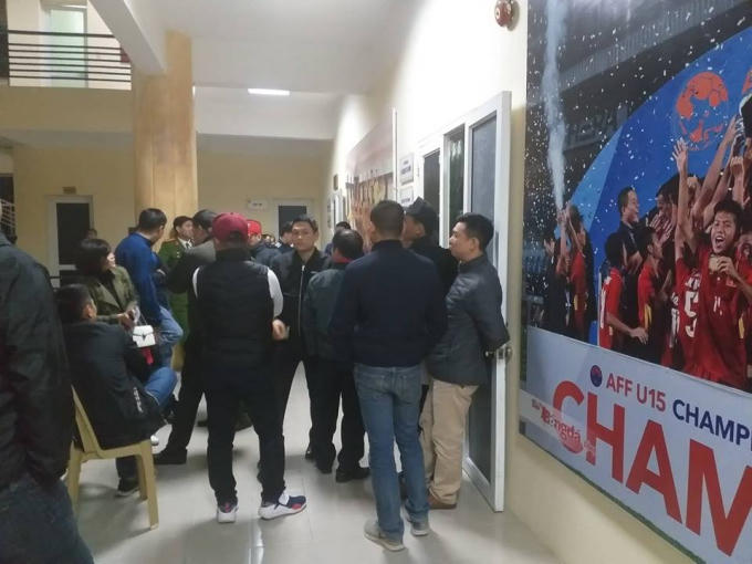 Cảnh chen lấn, la ó và bức xúc của người hâm mộ khi họ không thể mua được vé.