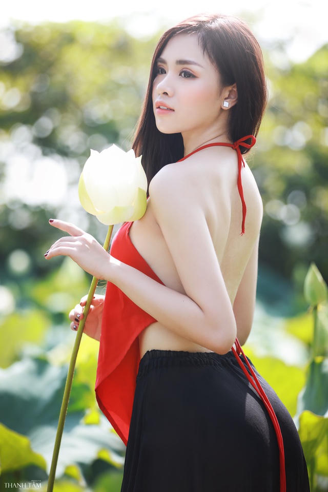 Nét xuân thì của người con gái Hà thành rộ sắc bên hoa sen.