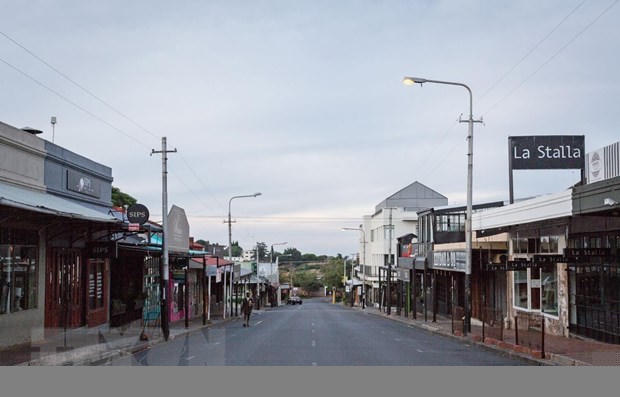 Một tuyến phố vắng vẻ do dịch COVID-19 tại Johannesburg, Nam Phi. (Ảnh: THX/TTXVN)