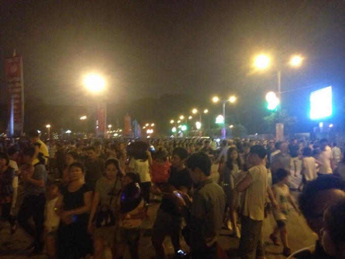 Biển người có mặt tại quảng trường 30/10 TP Hạ Long.