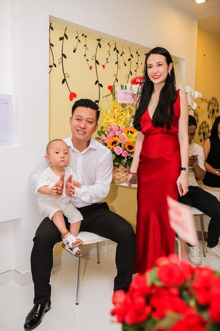 Tuấn Hưng tất bật bồng bế con trong ngày khai trương spa của vợ