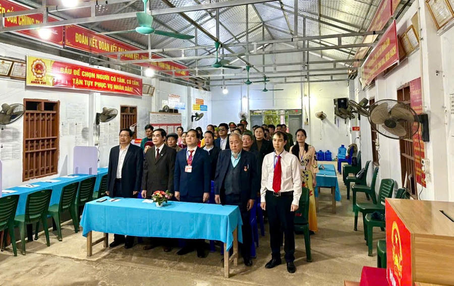 Ông Triệu Anh Chư, Phó Bí thư Đảng uỷ, Chủ tịch UBND xã Chợ Rã đã tới dự khai mạc tại khu vực bỏ phiếu số 3, thôn 2. (Thứ 3 từ trái qua)