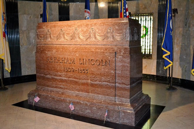 Cỗ quan tài bằng đá hoa cương đặc biệt đặt thi hài Lincoln tại Đài tưởng niệm lịch sử quốc gia Hoa Kỳ.
