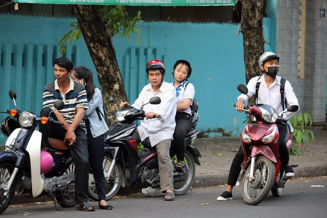 Lo lắng kẹt xe ảnh hưởng đến việc thi cử của con, nhiều phụ huynh tại Phú Yên đã đưa con mình đến điểm thi từ rất sớm để chuẩn bị thi môn đầu tiên của kỳ thi THPT quốc gia 2018 vào sáng 25/6. (Ảnh Trung Thi)