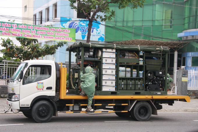 Đơn vị rà phá bom mìn tiếp cận hiện trường, xử lý vũ khí, hóa chất nhóm khủng bố để lại