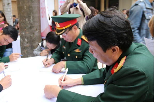 Thầy Nguyễn Xuân Thủy ( phó hiệu trưởng) đăng kí tham gia hiến máu.