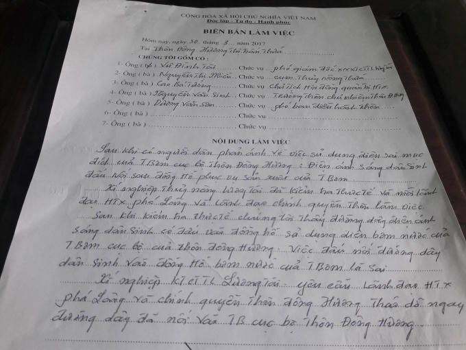 Biên bản làm việc nêu rõ: Sau khi kiểm tra thực tế chúng tôi thấy, đường dây điện ánh sáng dân sinh có đấu vào đồng hồ sử dụng điện bơm nước của trạm bơm cục bộ thôn Đông Hương. Việc đấu nối đường dây dân sinh vào đồng hồ của trạm bơm nước là sai.