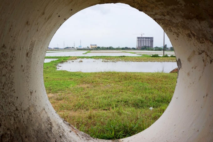 Điều này khiến người dân địa phương càng thêm bức xúc vì đất đai đồng ruộng do họ nhượng lại cho dự án trở nên hoang hóa không thể trồng trọt. Một số hộ theo phương án tái định cư tại chỗ nay vẫn chưa có nhà ở.