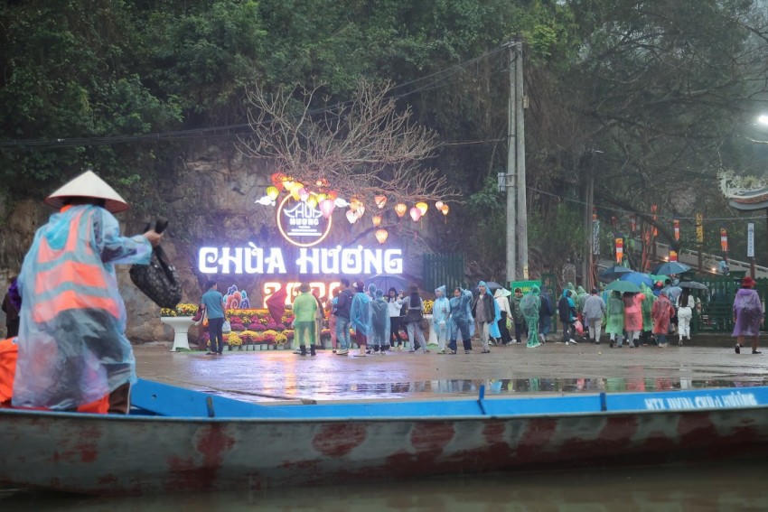 Hàng vạn du khách đội mưa trẩy hội Chùa Hương đầu xuân Bính Ngọ