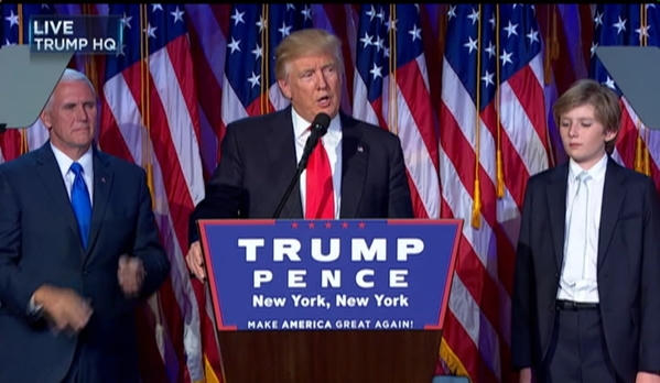 Ngày 9/11, với hơn 270 phiếu đại cử tri, ứng viên Tổng thống đảng Cộng hòa Donald Trump đã chính thức vượt qua các đối thủ còn lại, trở thành Tổng thống thứ 45 của nước Mỹ.    Trong ngày bầu cử của đại cử tri 19/12, ông Donald Trump đã giành được 301 phiếu, trong khi bà Hillary Clinton giành được 163 phiếu, các ứng viên khác giành được 6 phiếu. (Ảnh: CNN)