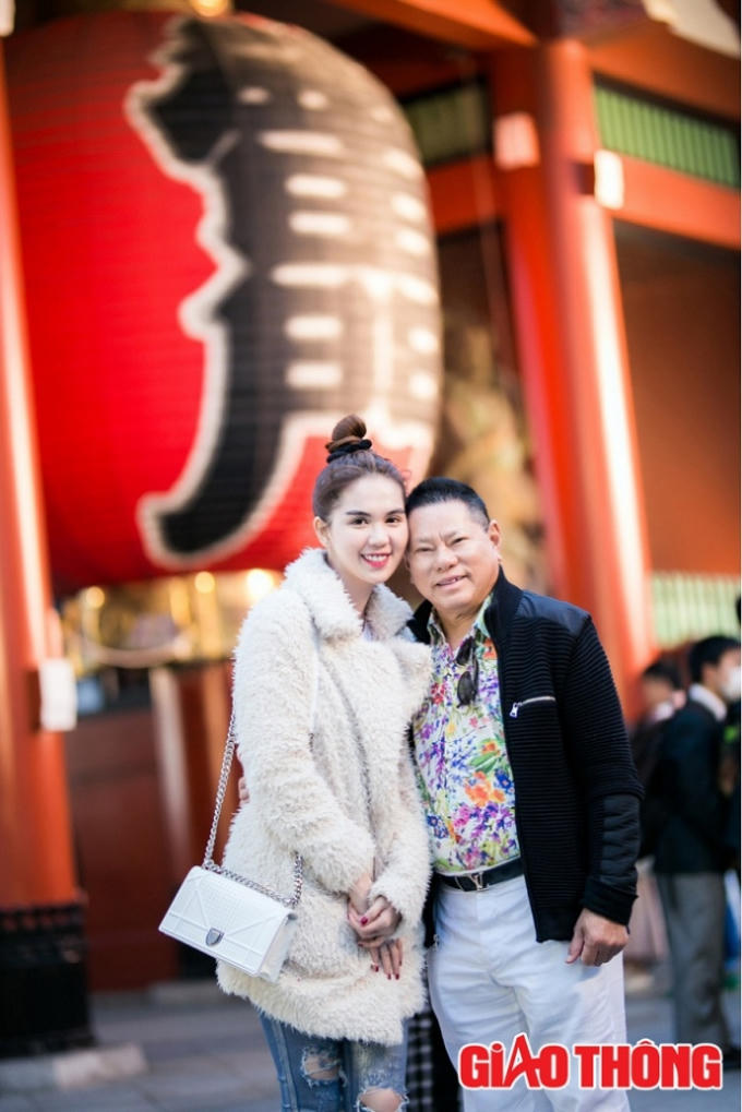 Vết son Ngọc Trinh tr&ecirc;n m&aacute;