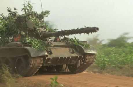 Xe tăng T-54 được trang bị pháo chính D-10T cỡ 100mm hoặc D-10T2S với hệ thống ổn định STP-2 Tsyklon trên phiên bản T-54B được đánh giá mạnh hơn so với nòng 90mm của M48 Patton và nòng 76,2mm M41 Bulldog trang bị trong Quân đội VNCH. Pháo D-10T đủ khả năng xuyên thủng giáp tăng M48 và M41. Ảnh: Đại Dương