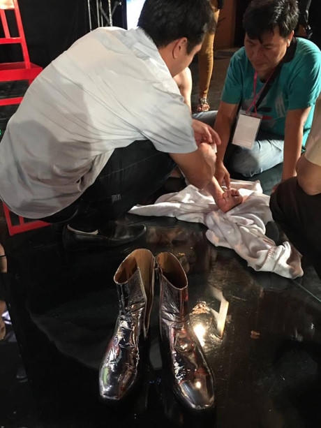 Đôi giày của anh cũng dính rất nhiều máu.