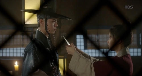 Ra On cầm dao uy hiếp Lee Young.